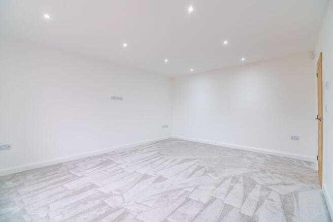 5 bed Detached for sale Image 5