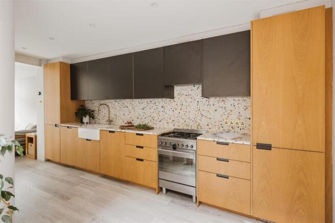 Daisy Road, E18