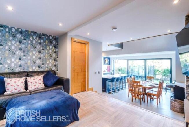 5 bed Semi-Detached for sale Image 6