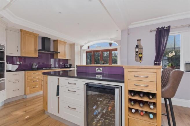 5 bed Detached for sale Image 8