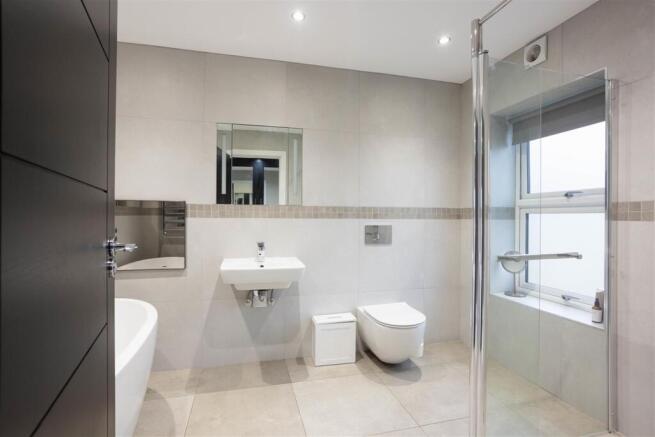 5 bed Detached for sale Image 12