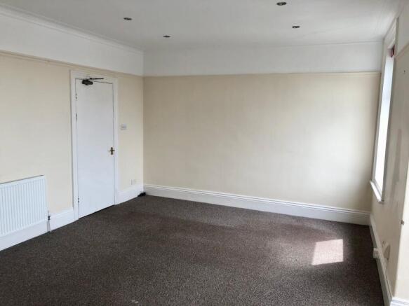 3 bed Flat to rent Image 7