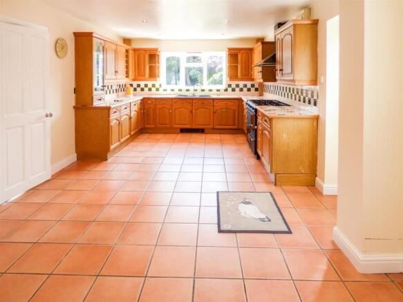 Kitchen 2.jpg