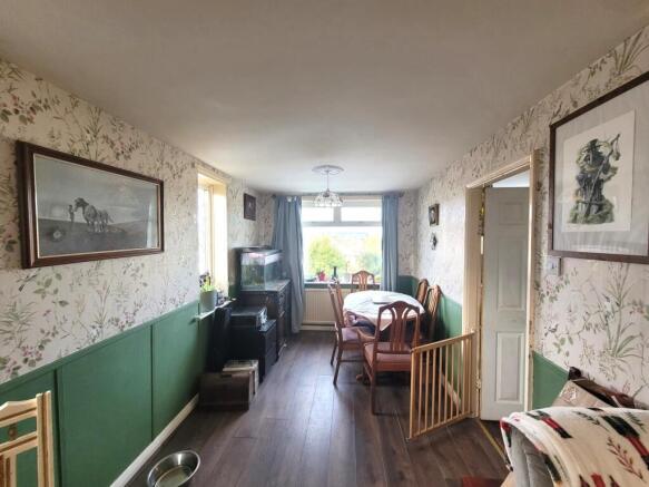 5 bed Detached for sale Image 4