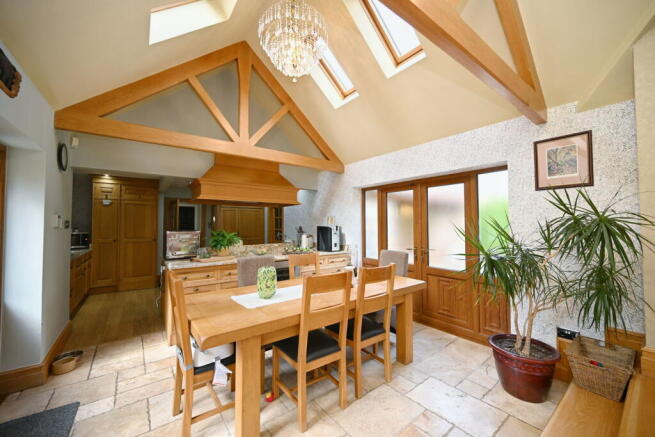 5 bed Detached for sale Image 5