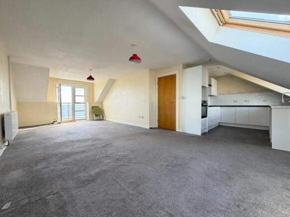 LOUNGE/DINING AREA
