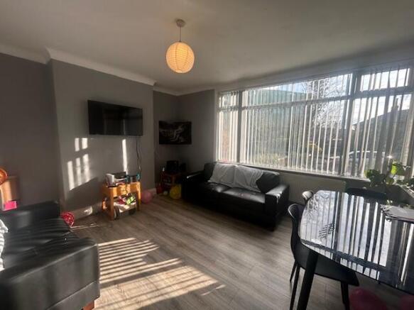5 bed Semi-Detached to rent Image 8