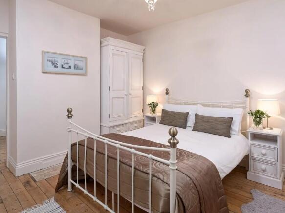 5 bed Semi-Detached for sale Image 5