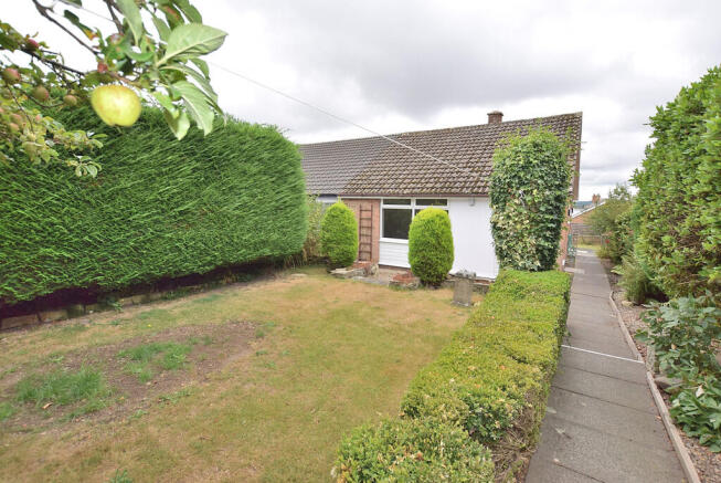 2 bed Semi-Detached Bungalow to rent Image 10