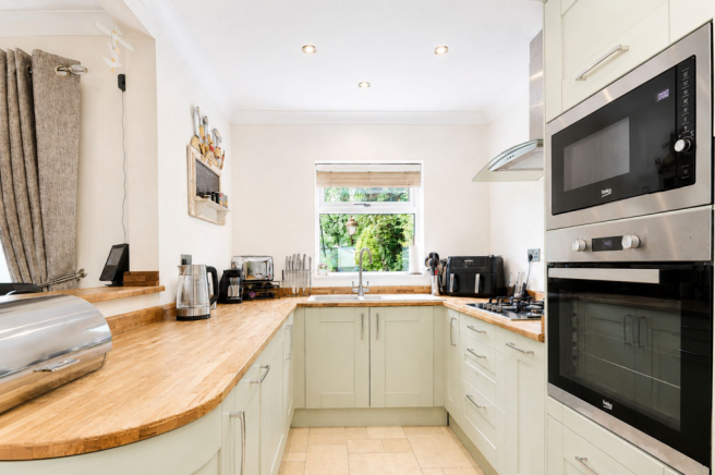 4 bed Semi-Detached for sale Image 6