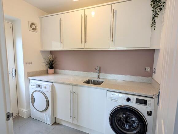 5 bed Detached for sale Image 9