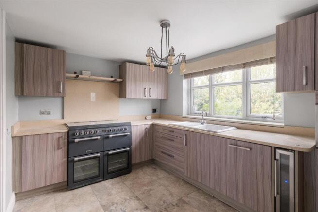 5 bed Detached for sale Image 6