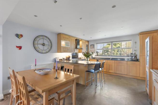6 bed Detached for sale Image 11