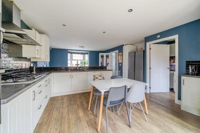 4 bed Detached for sale Image 7