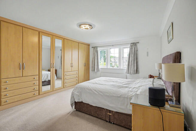 5 bed Detached for sale Image 11