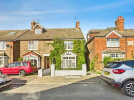 72, Kempshott Road, Horsham RH12 2EY