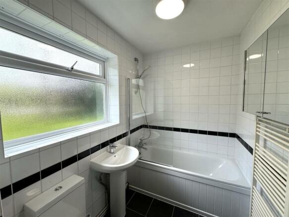 En-suite bathroom.jpeg