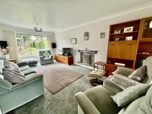 LOUNGE/DINING AREA