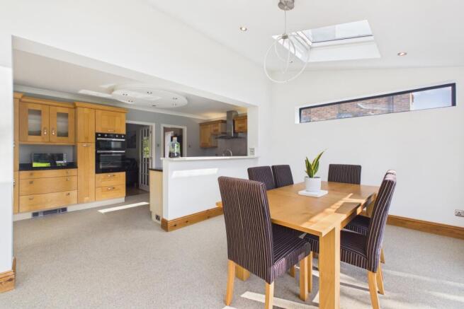 5 bed Detached for sale Image 10