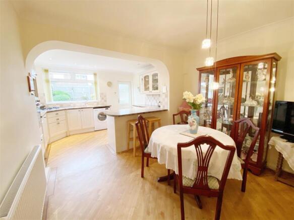 Dining Room pic 1.jpg