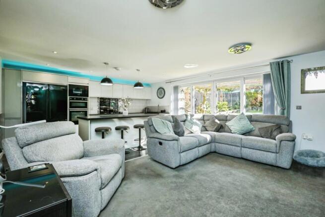 4 bed Detached for sale Image 9