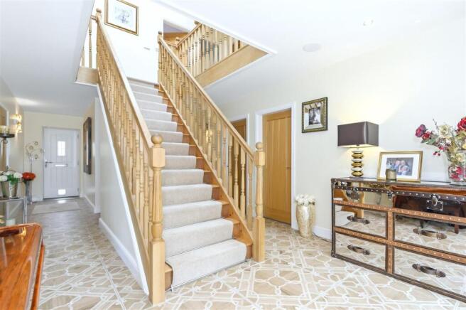5 bed Detached for sale Image 6