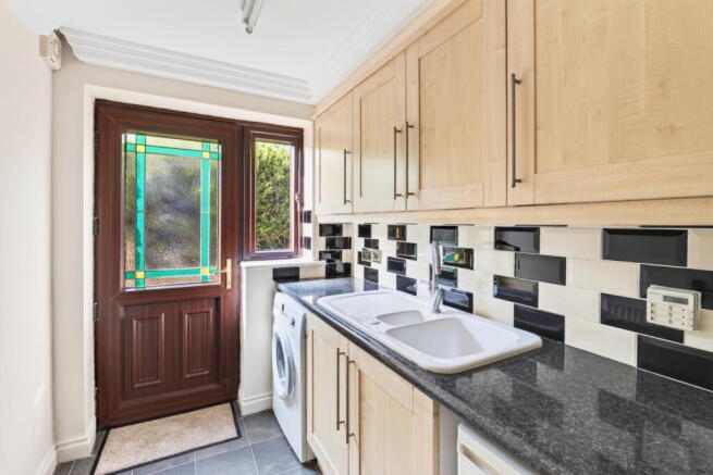 5 bed Detached for sale Image 9