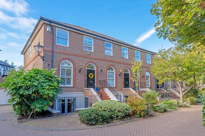 3-bed apartment on King George Square, Richmond, TW10, £1,295,000