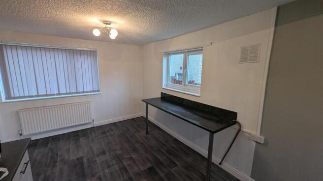 3 bed Semi-Detached to rent Image 5