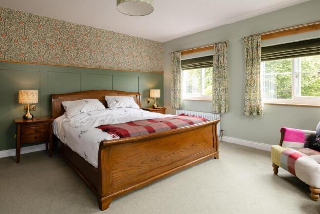 4 bed House for sale Image 11