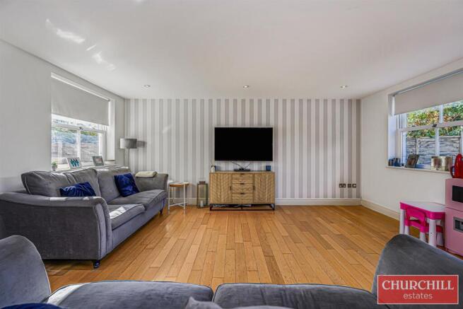 Larkshall Road, Highams Park photo 4