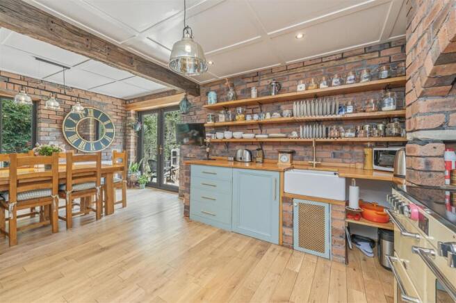 4 bed Semi-Detached for sale Image 8