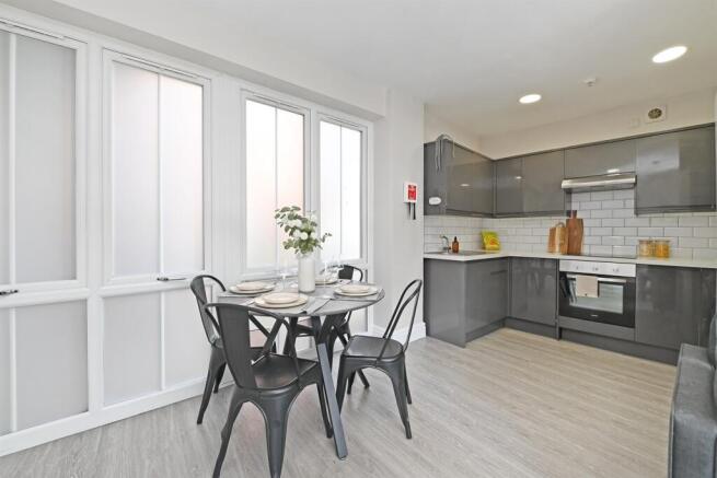 4 bed Apartment to rent Image 9