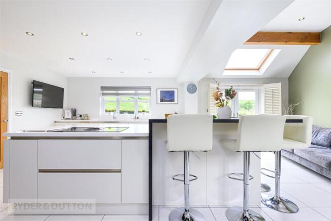 4 bed Detached for sale Image 11