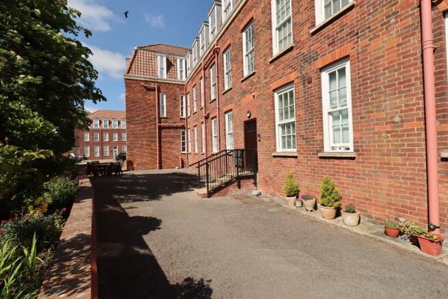 3 bed Ground Flat for sale Image 12