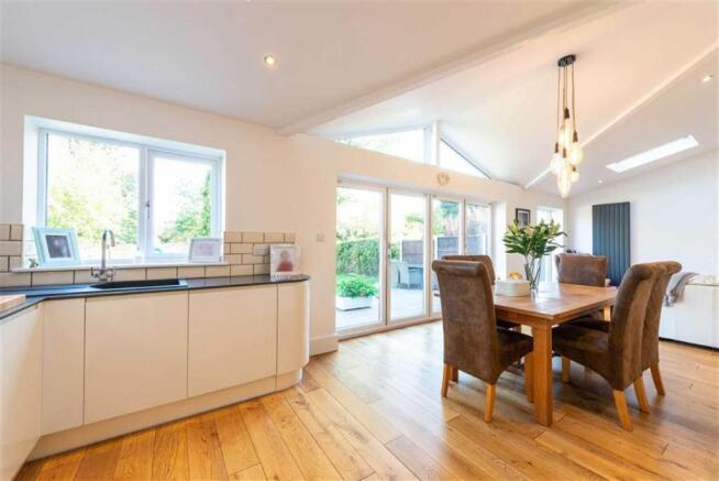 L-SHAPED DINING AREA / KITCHEN