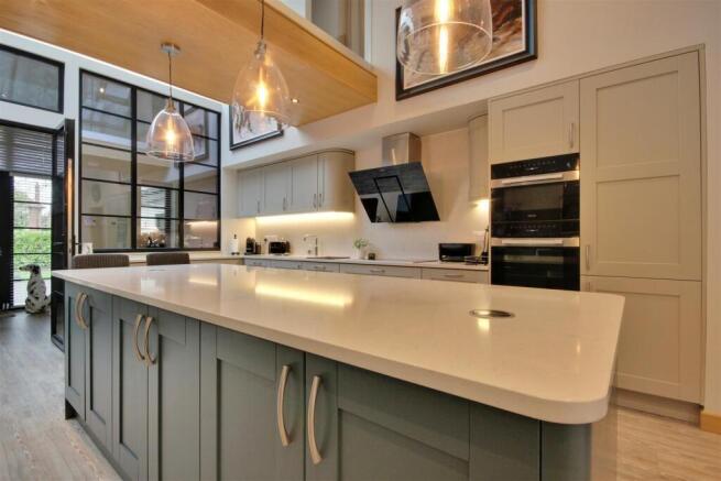 5 bed Detached for sale Image 8