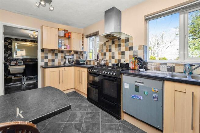4 bed Detached for sale Image 7
