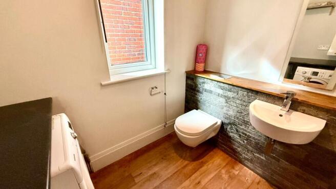 4 bed House to rent Image 9