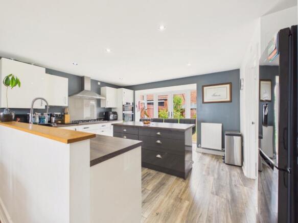 4 bed Detached for sale Image 8