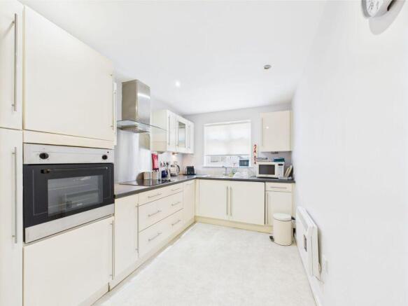 3 bed Apartment for sale Image 6