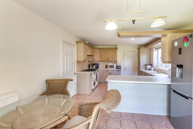 4 bed Detached for sale Image 9