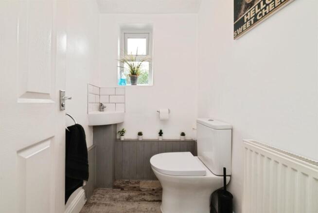 5 bed Semi-Detached for sale Image 9