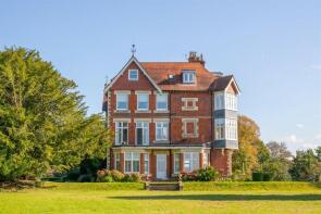 25, Holmesdale Park, Coopers Hill Road, Redhill RH1 4NW