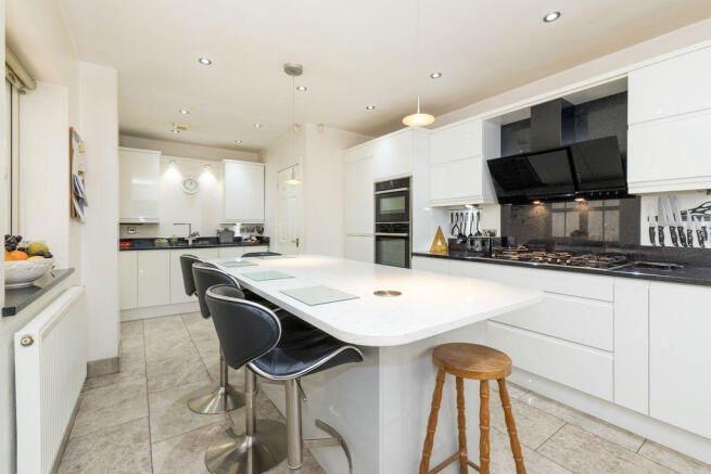 5 bed Detached for sale Image 5