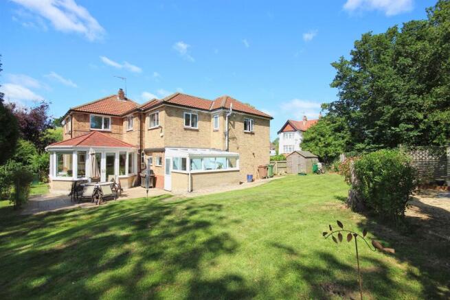 5 bed Detached for sale Image 12