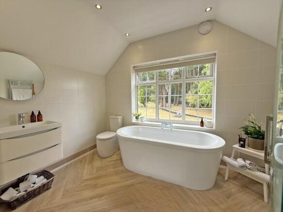 5 bed Detached for sale Image 11
