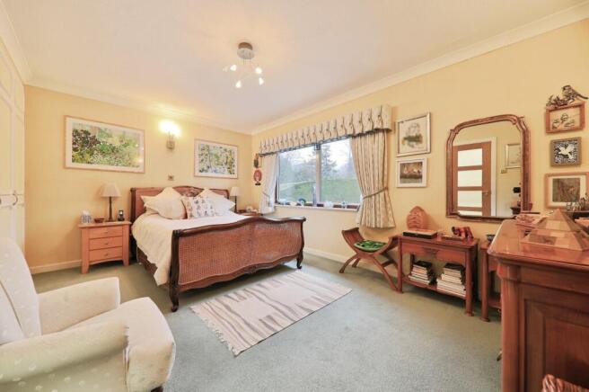 5 bed Detached for sale Image 10