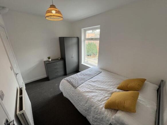 A neat and cozy double bedroom featuring a comf...