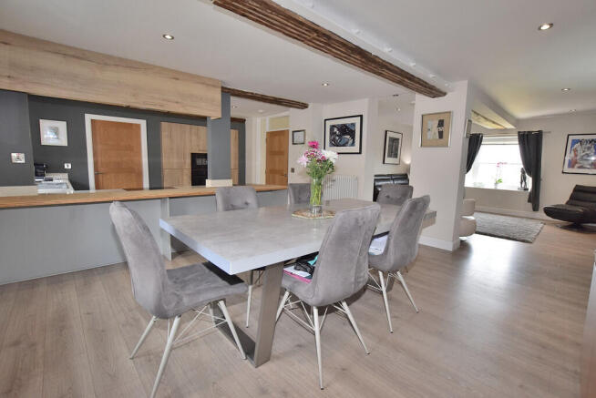 3 bed Apartment for sale Image 11